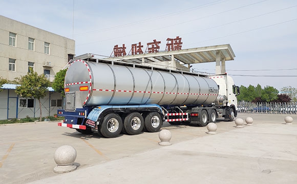 大型運輸鮮奶罐車