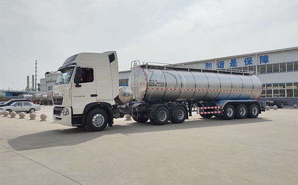大型運輸鮮奶罐車