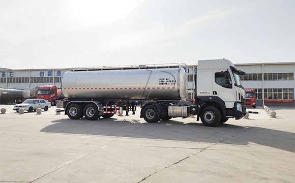 運(yùn)輸鮮奶罐車