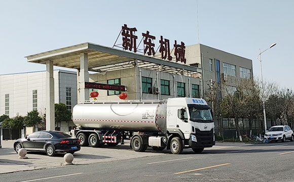 運(yùn)輸鮮奶罐車