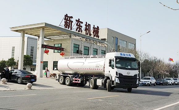 運(yùn)輸鮮奶罐車