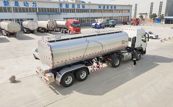 運(yùn)輸鮮奶罐車