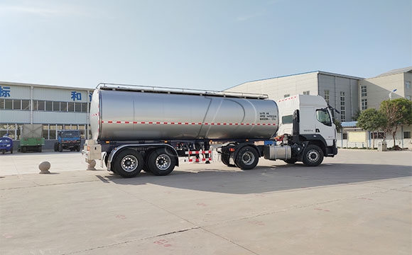 運(yùn)輸鮮奶罐車