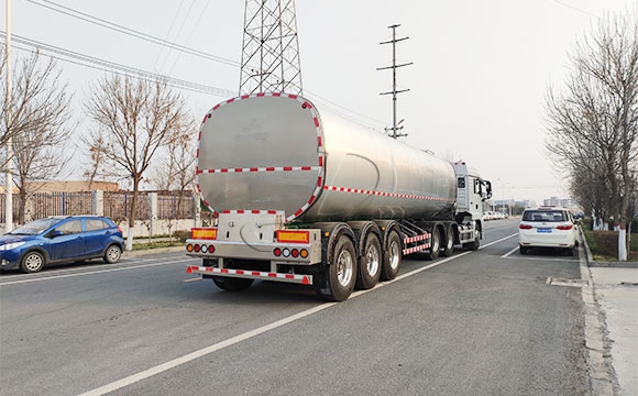 半掛拉牛奶罐車