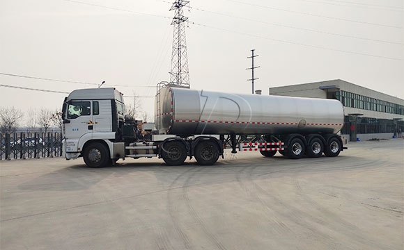 大型牛奶液罐車