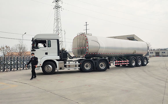 裝奶運輸罐車
