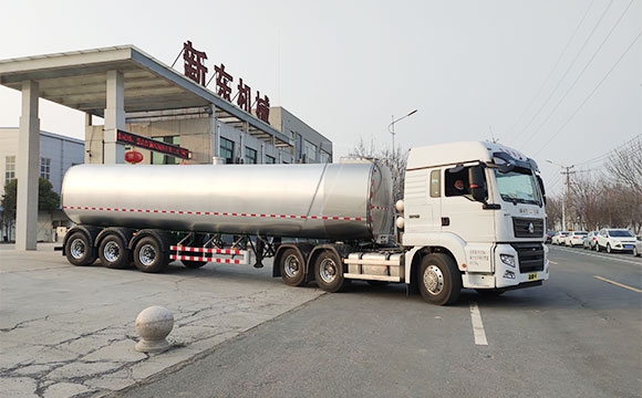 半掛拉牛奶罐車