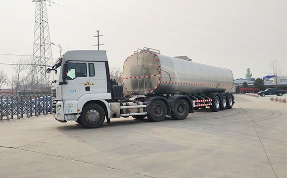 大型牛奶液罐車