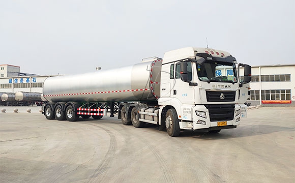 大型牛奶液罐車