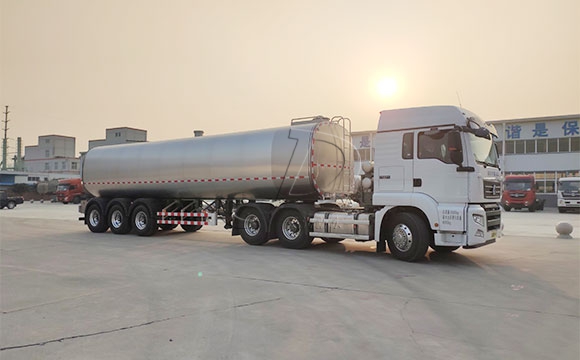 半掛拉牛奶罐車