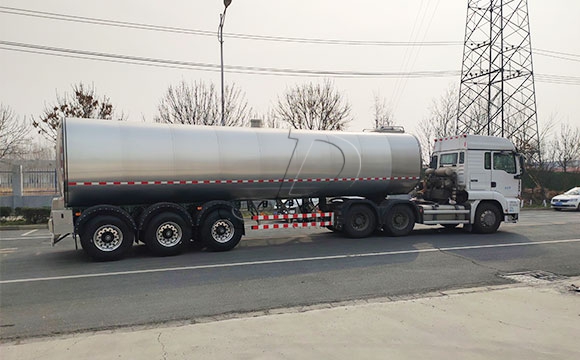 大型牛奶液罐車