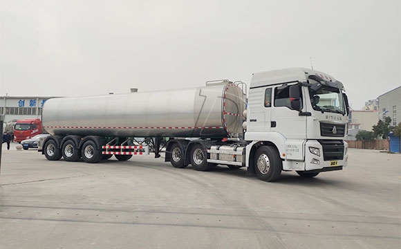 裝奶運輸罐車