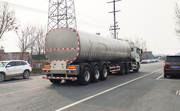 大型牛奶液罐車